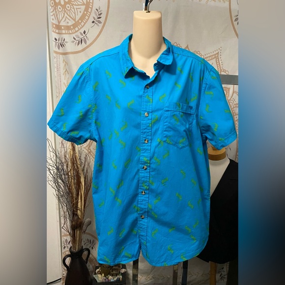 EUC Plugg Men’s Large Button Down Bright Blue Short Sleeve Shirt w/ Gecko Print - Picture 1 of 9